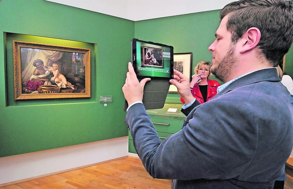 Der etwas andere Museumsführer mGuide nimmt die Besucher des Museums Begas Haus förmlich an die Hand (Foto: Dettmar Fischer)